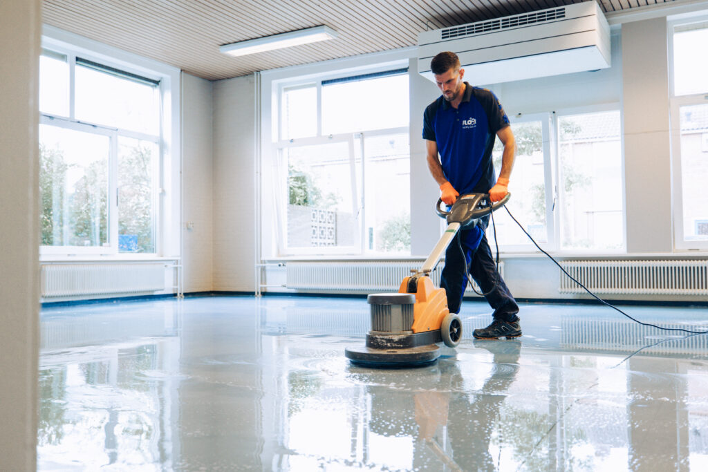Wij geloven de de kracht van onze organisatie bij onze werknemers ligt. Met een team van ruim 40 enthousiaste collega's zijn we jong, energiek en toekomstgericht. De genoegdoening van het vak zit bij ons in het afleveren van een kwalitatief hoogstaande dienst op het gebied van vloeronderhoud en specialistische schoonmaakwerkzaamheden.